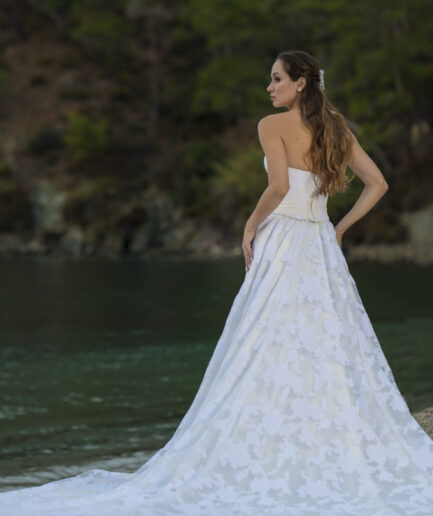 Nyx Helen Kesim Saten Straplez Yaka Zamansız Gelinlik