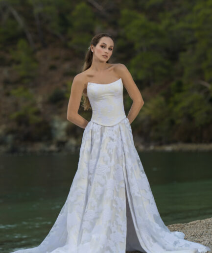 Nyx Helen Kesim Saten Straplez Yaka Zamansız Gelinlik