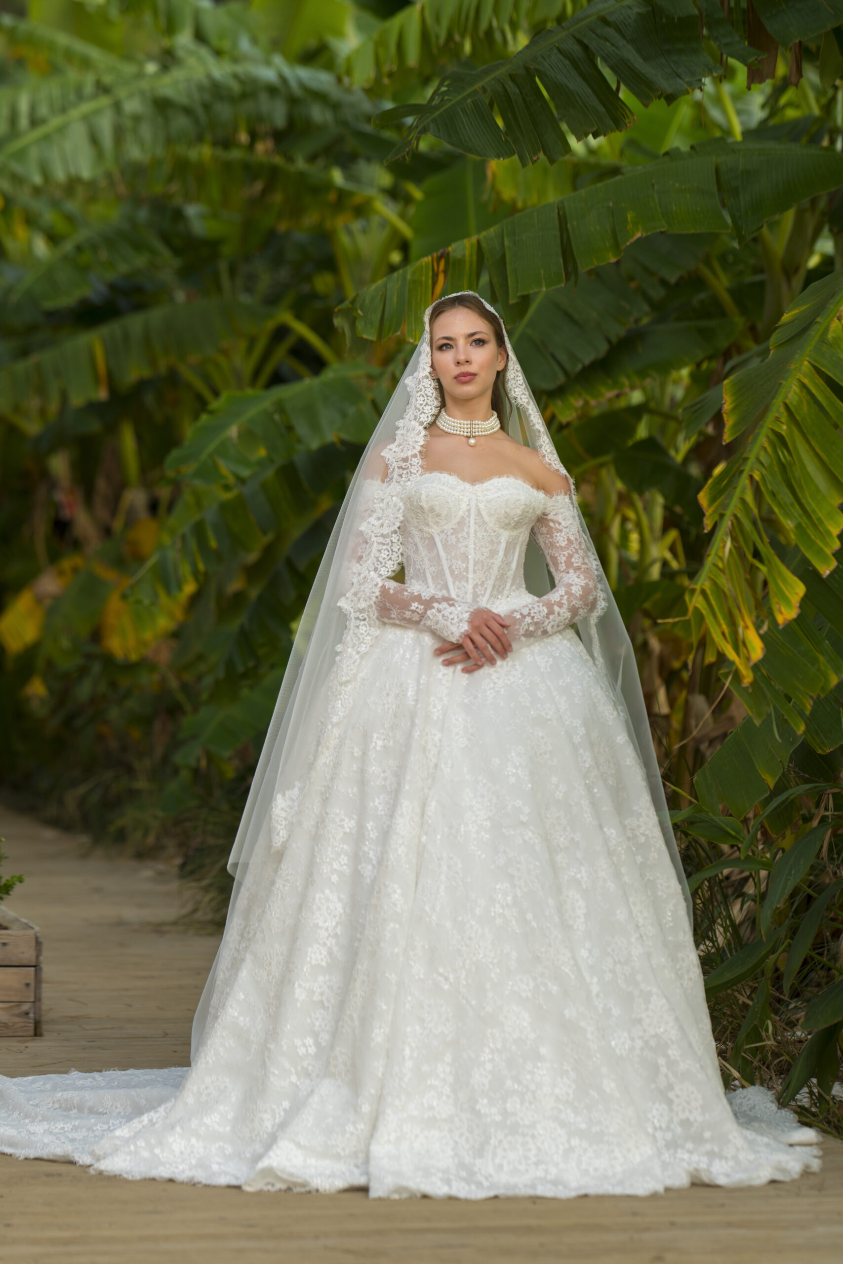 Virella A Kesim Uzun Kollu Fransız Dantelli Kayık Yaka Zarif Gelinlik