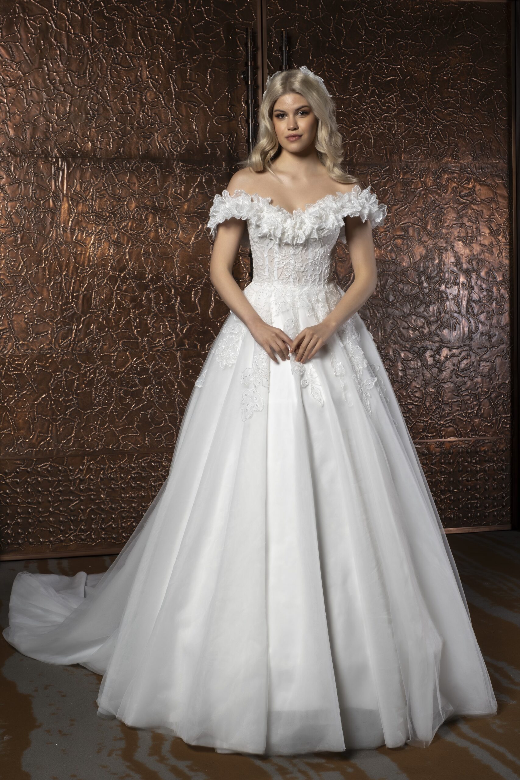 Noira A Kesim Düşük Kollu Kayık Yaka Dantelli Zarif Gelinlik