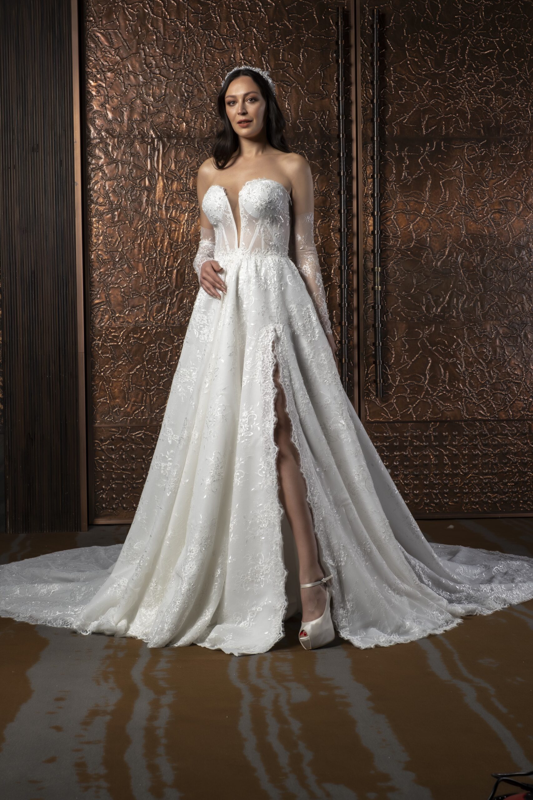 Luvia Helen Kesim Uzun Kollu Kalp Yaka Fransız Dantelli Zarif Gelinlik