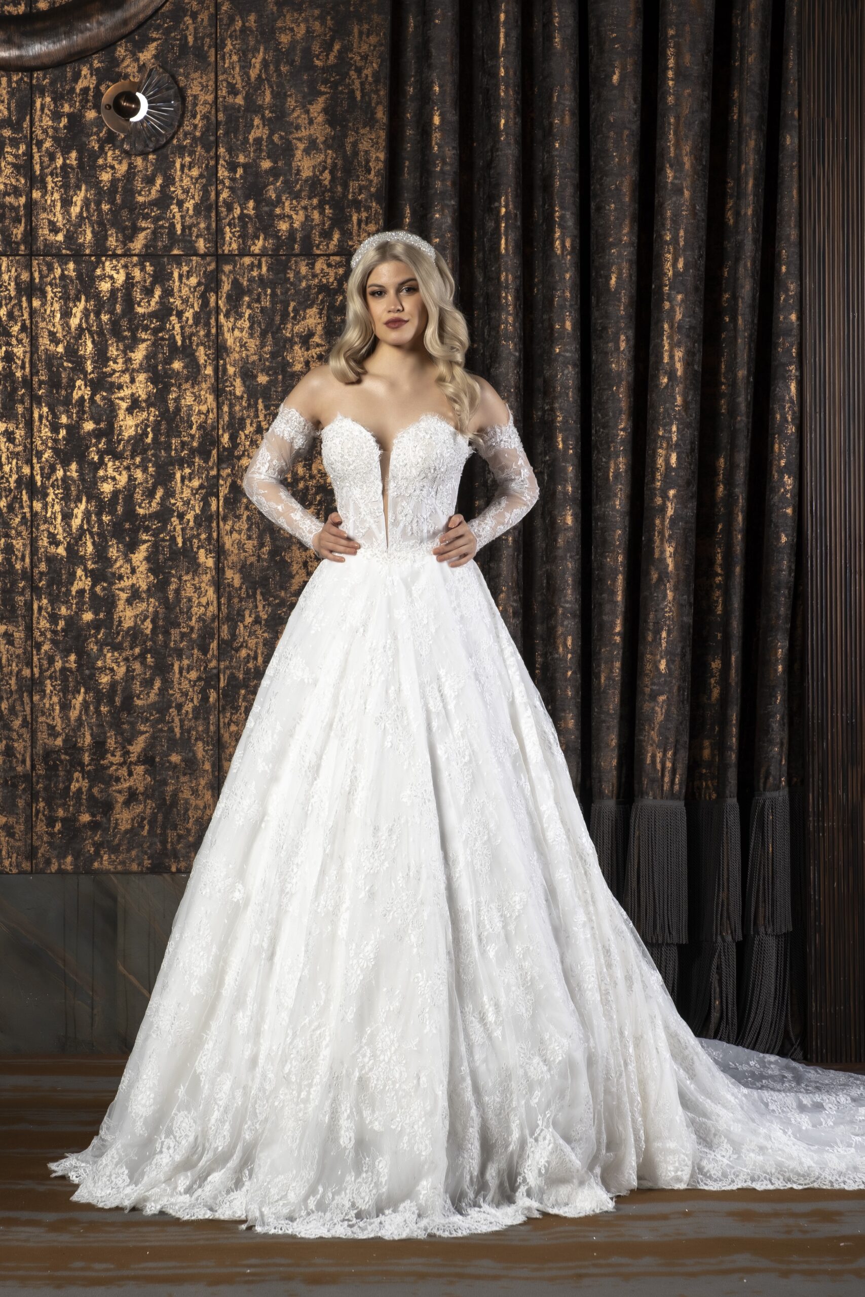 Alira Fransız Dantelli Uzun Kollu Kalp Yaka A Kesim Gelinlik