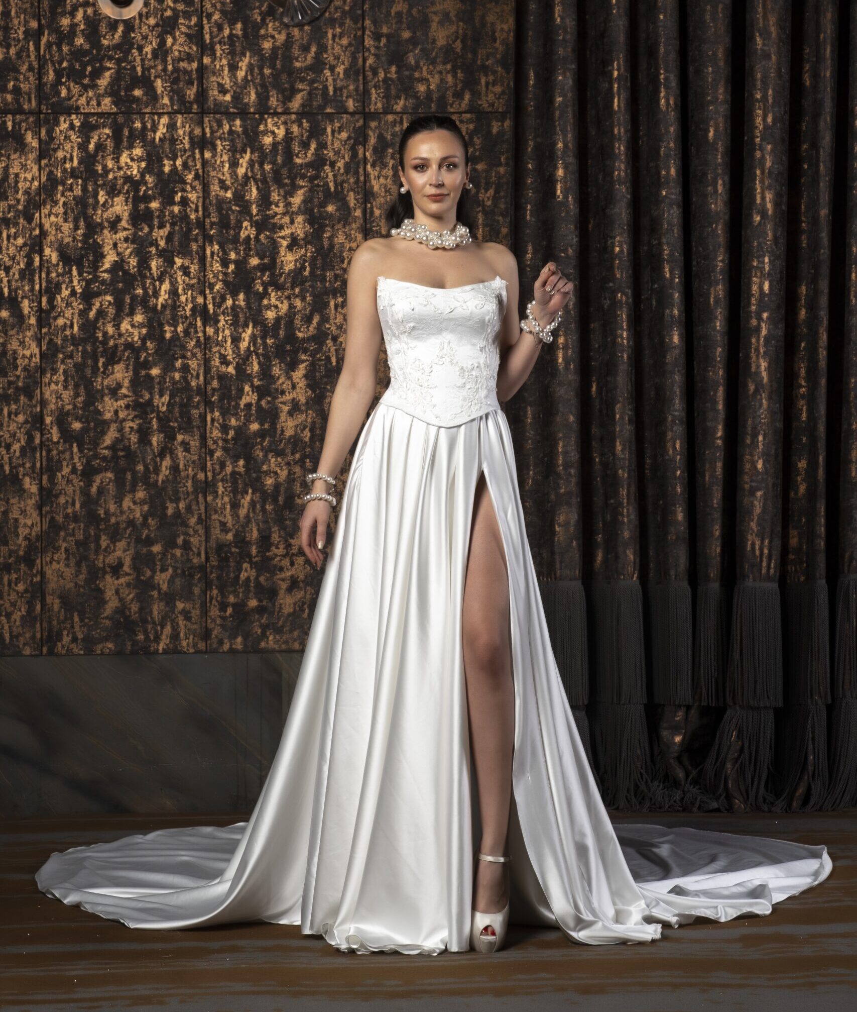 Elviana Sade Saten Helen Kesim Straplez Yaka Zarif Gelinlik