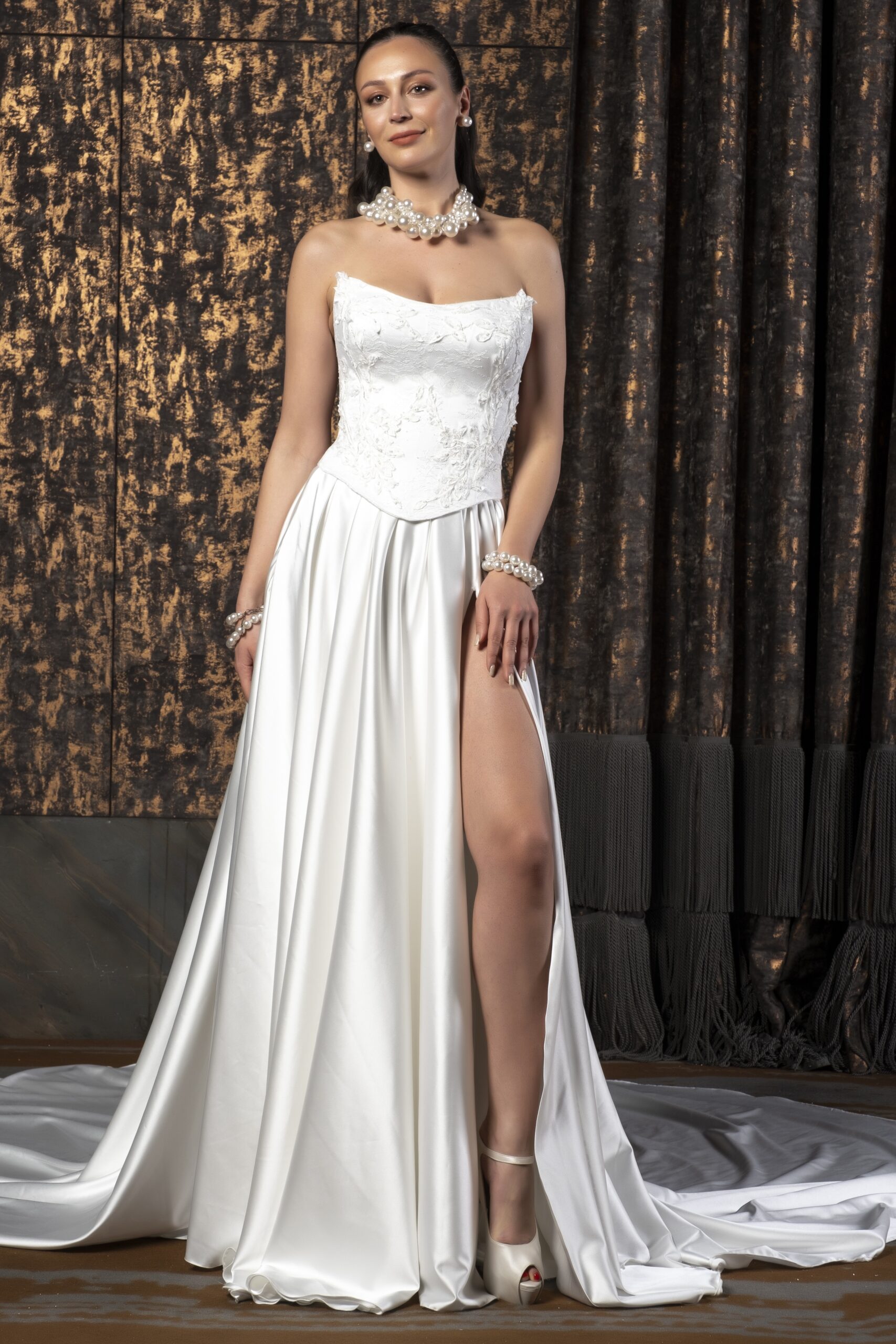 Elviana Sade Saten Helen Kesim Straplez Yaka Zarif Gelinlik - Görsel 4