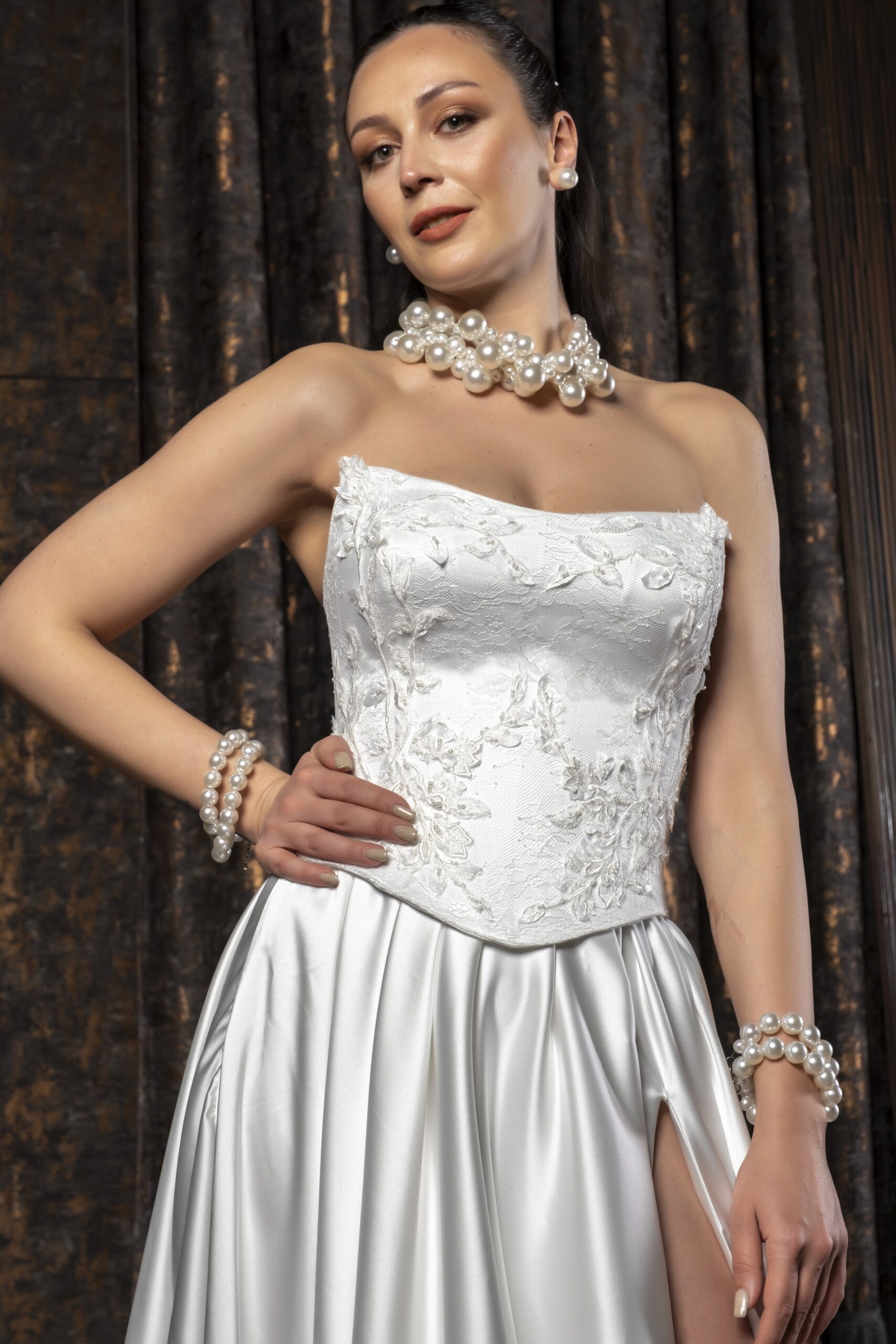 Elviana Sade Saten Helen Kesim Straplez Yaka Zarif Gelinlik - Görsel 3