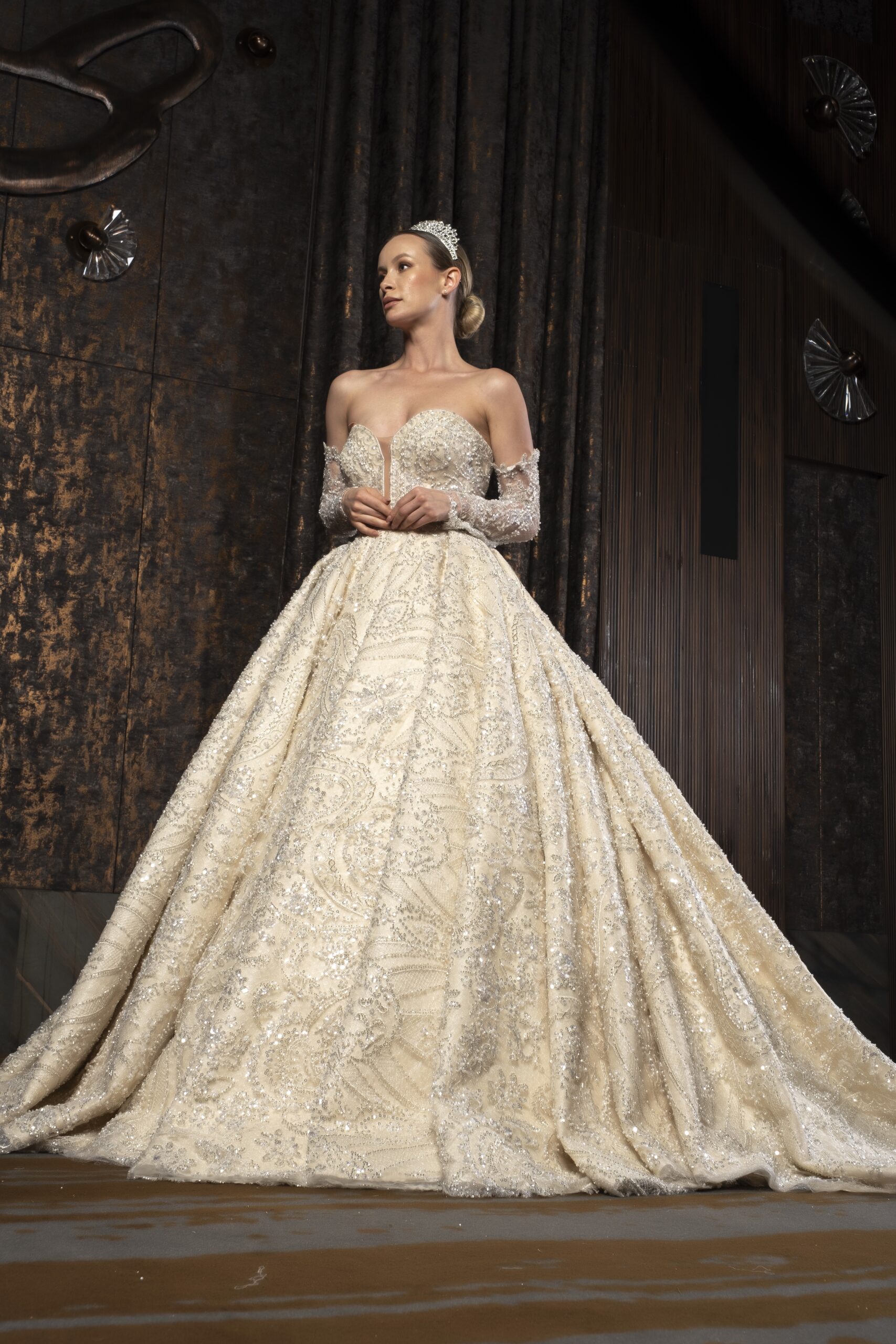 Elisse Dantelli Uzun Kollu Prenses Kesim Kalp Yaka Romantik Gelinlik