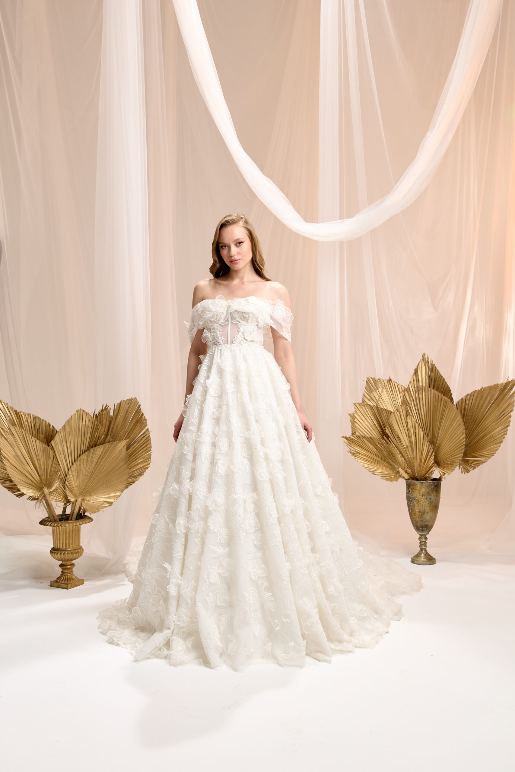 Elaris Üç Boyutlu İşlemeli A Kesim Düşük Kol Kayık Yaka Bohem Gelinlik