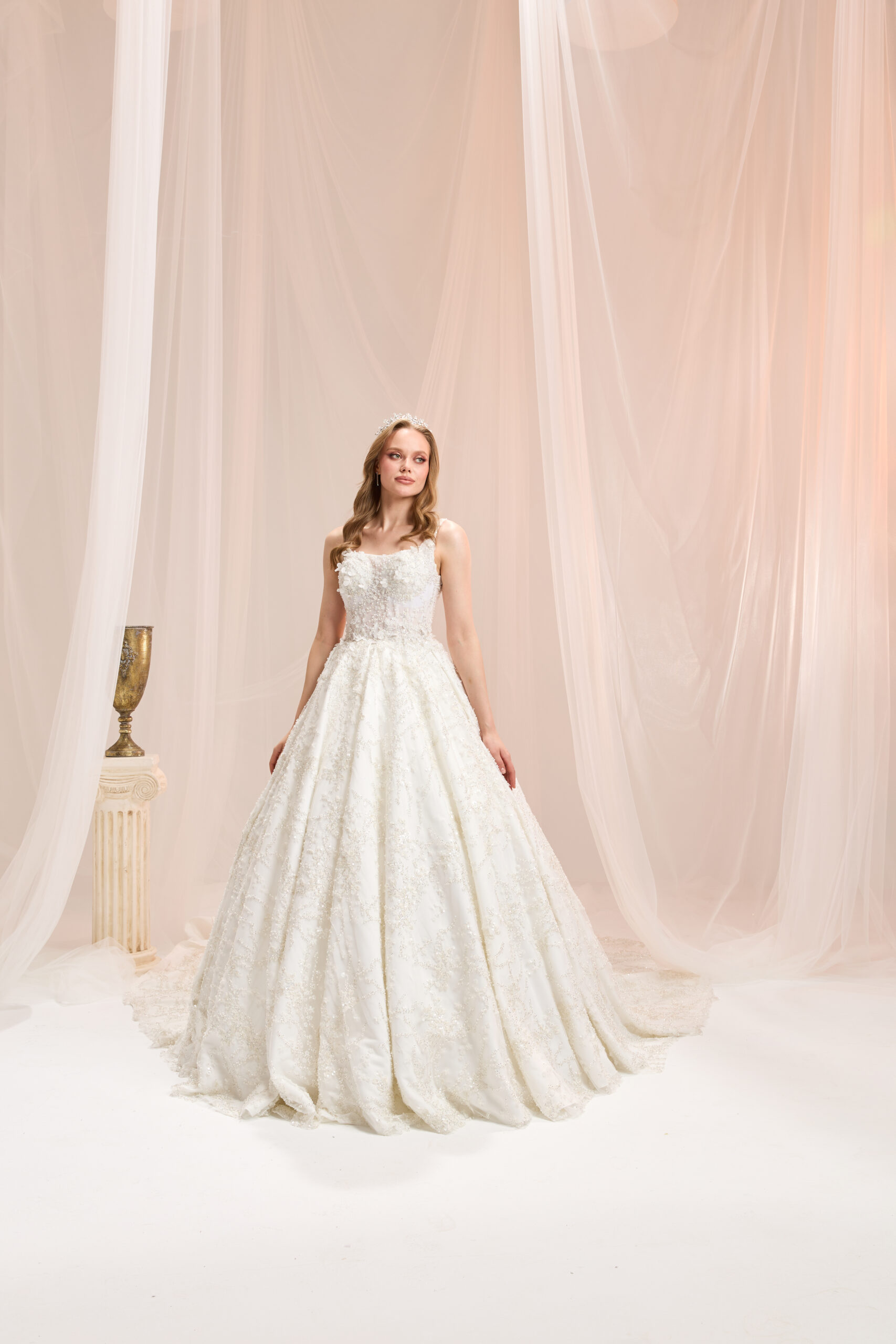 Emina Dantelin Zamansız Işıltısıyla Prenses Kesim Askılı Kare Yaka Zarif Gelinlik