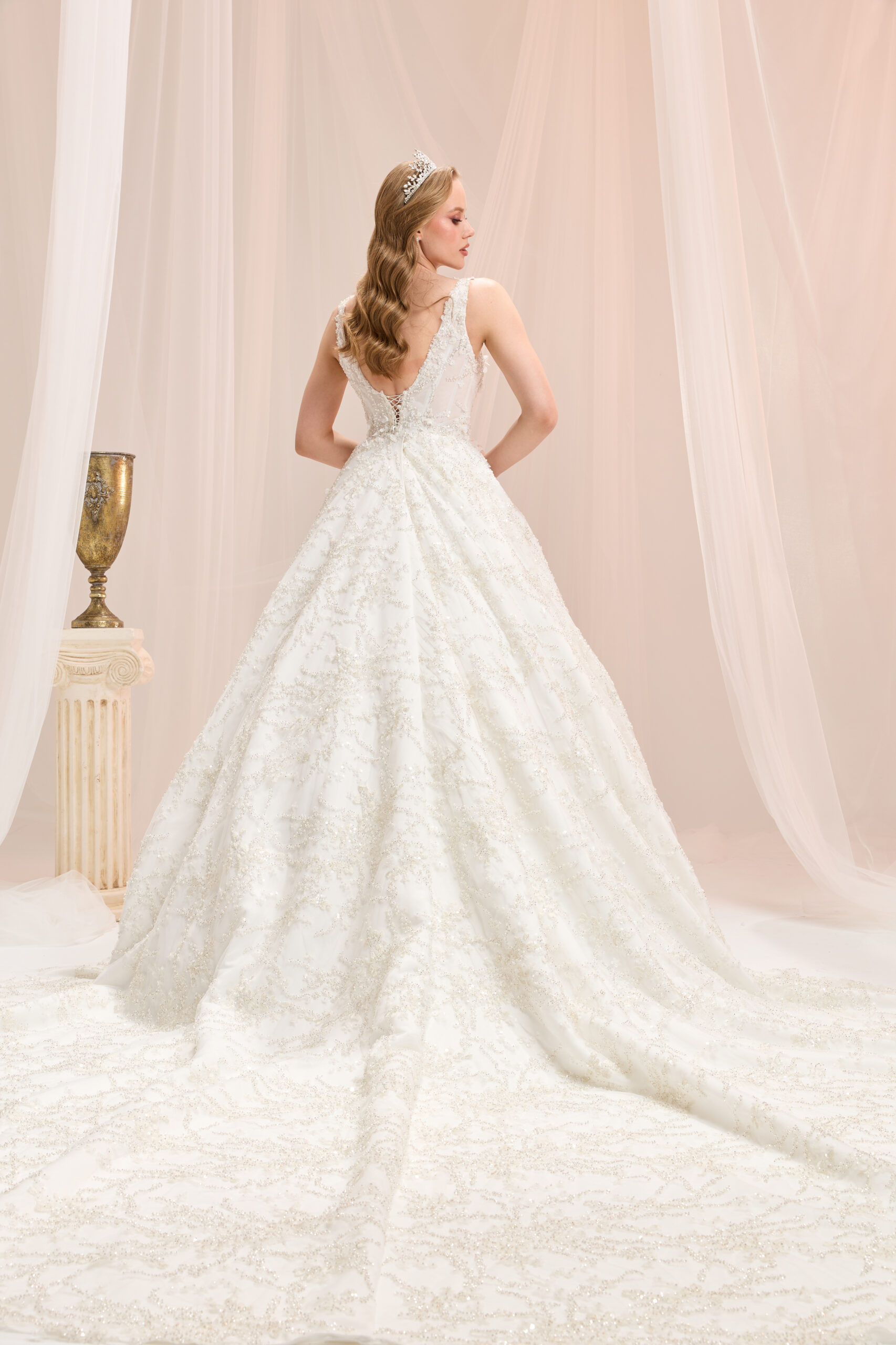 Emina Dantelin Zamansız Işıltısıyla Prenses Kesim Askılı Kare Yaka Zarif Gelinlik - Görsel 3