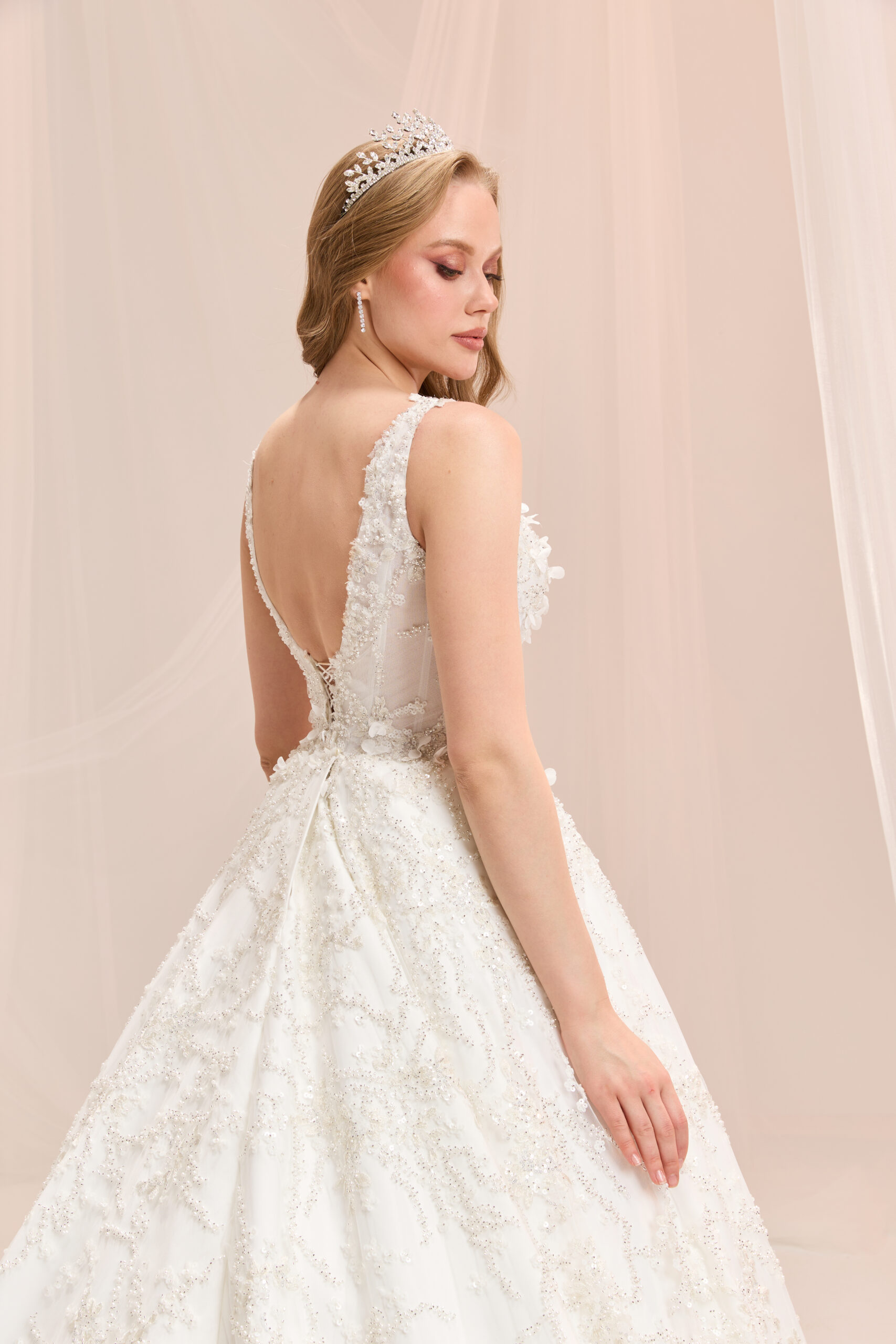 Emina Dantelin Zamansız Işıltısıyla Prenses Kesim Askılı Kare Yaka Zarif Gelinlik - Görsel 4