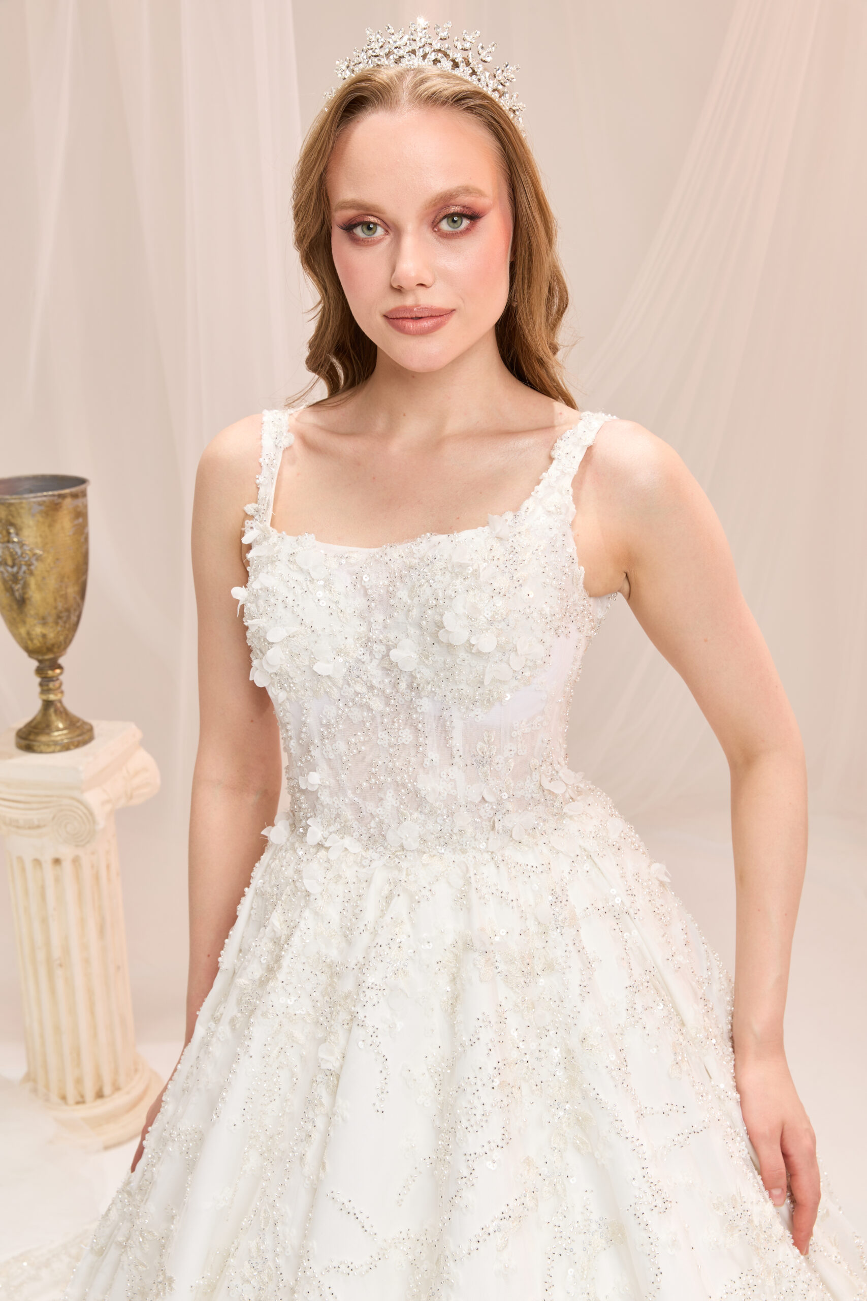 Emina Dantelin Zamansız Işıltısıyla Prenses Kesim Askılı Kare Yaka Zarif Gelinlik - Görsel 2