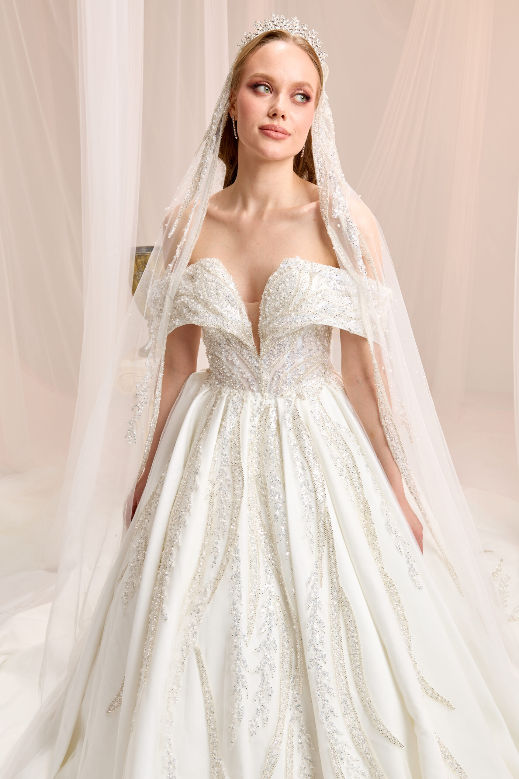 Floris Dantelli Prenses Kesim Düşük Kol Kayık Yaka Romantik Gelinlik - Görsel 2