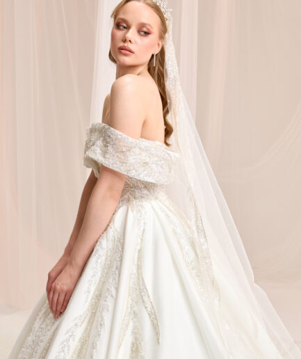 Floris Dantelli Prenses Kesim Düşük Kol Kayık Yaka Romantik Gelinlik