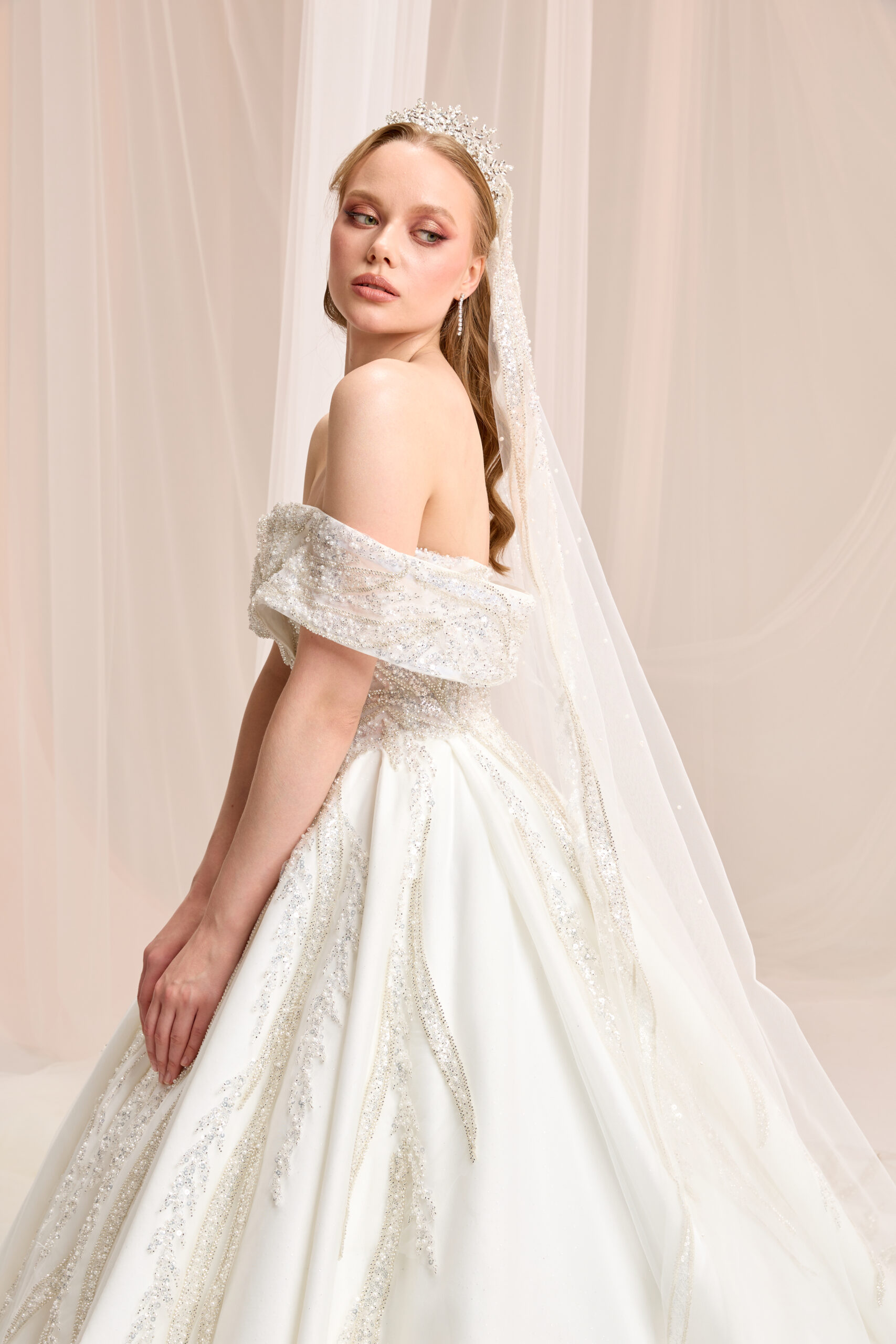 Floris Dantelli Prenses Kesim Düşük Kol Kayık Yaka Romantik Gelinlik - Görsel 4