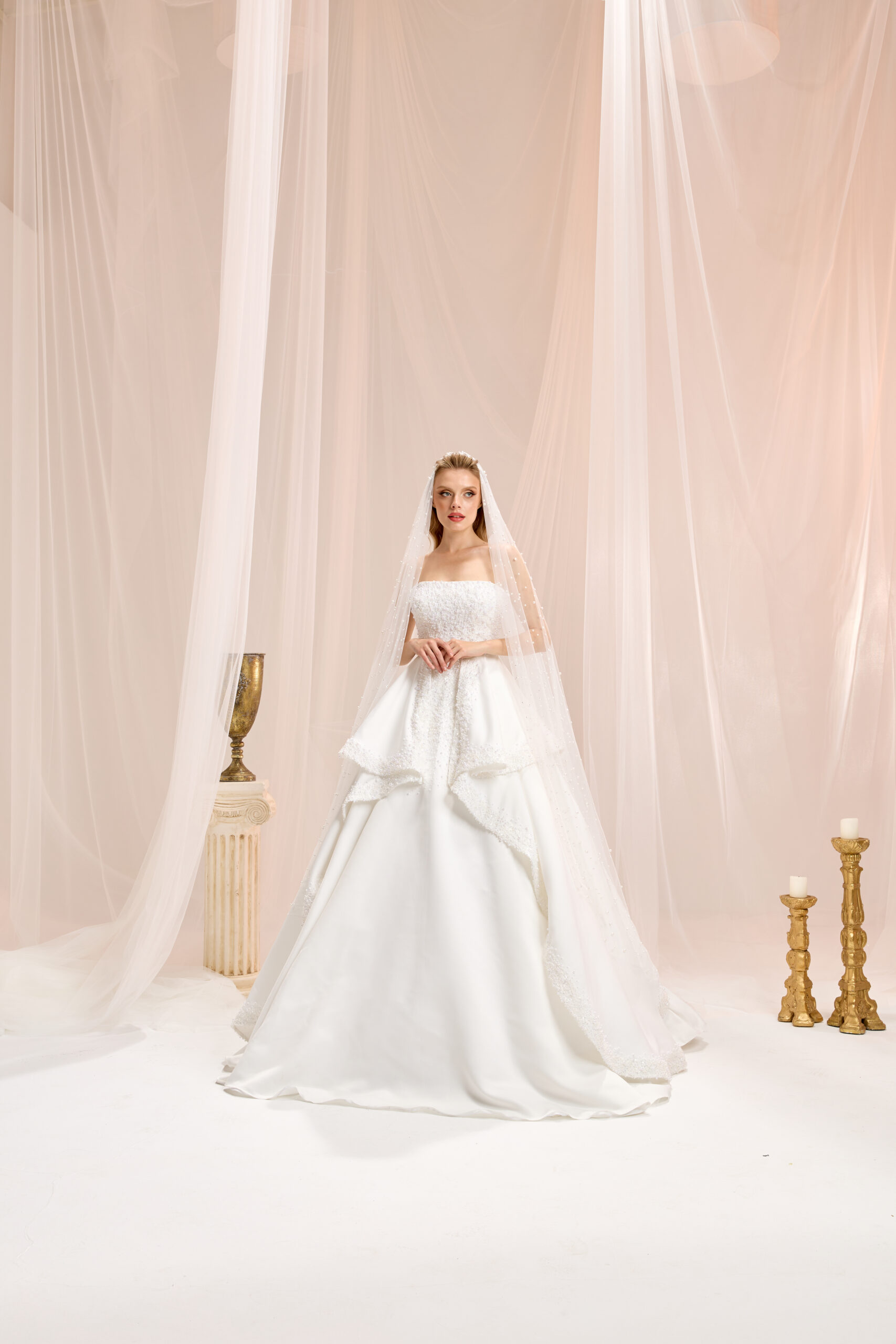 Valen Prenses Kesim Straplez Yaka Saten Zamansız Gelinlik