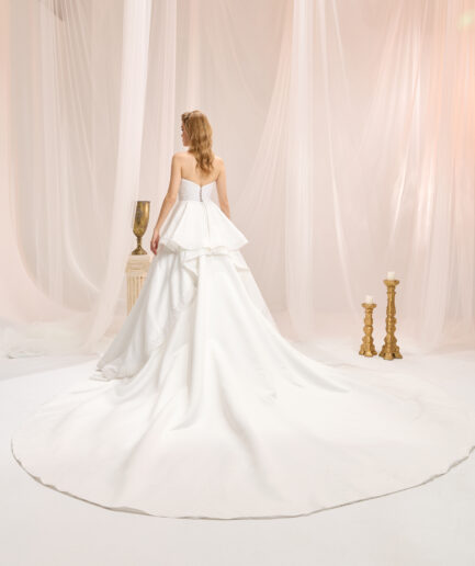 Valen Prenses Kesim Straplez Yaka Saten Zamansız Gelinlik