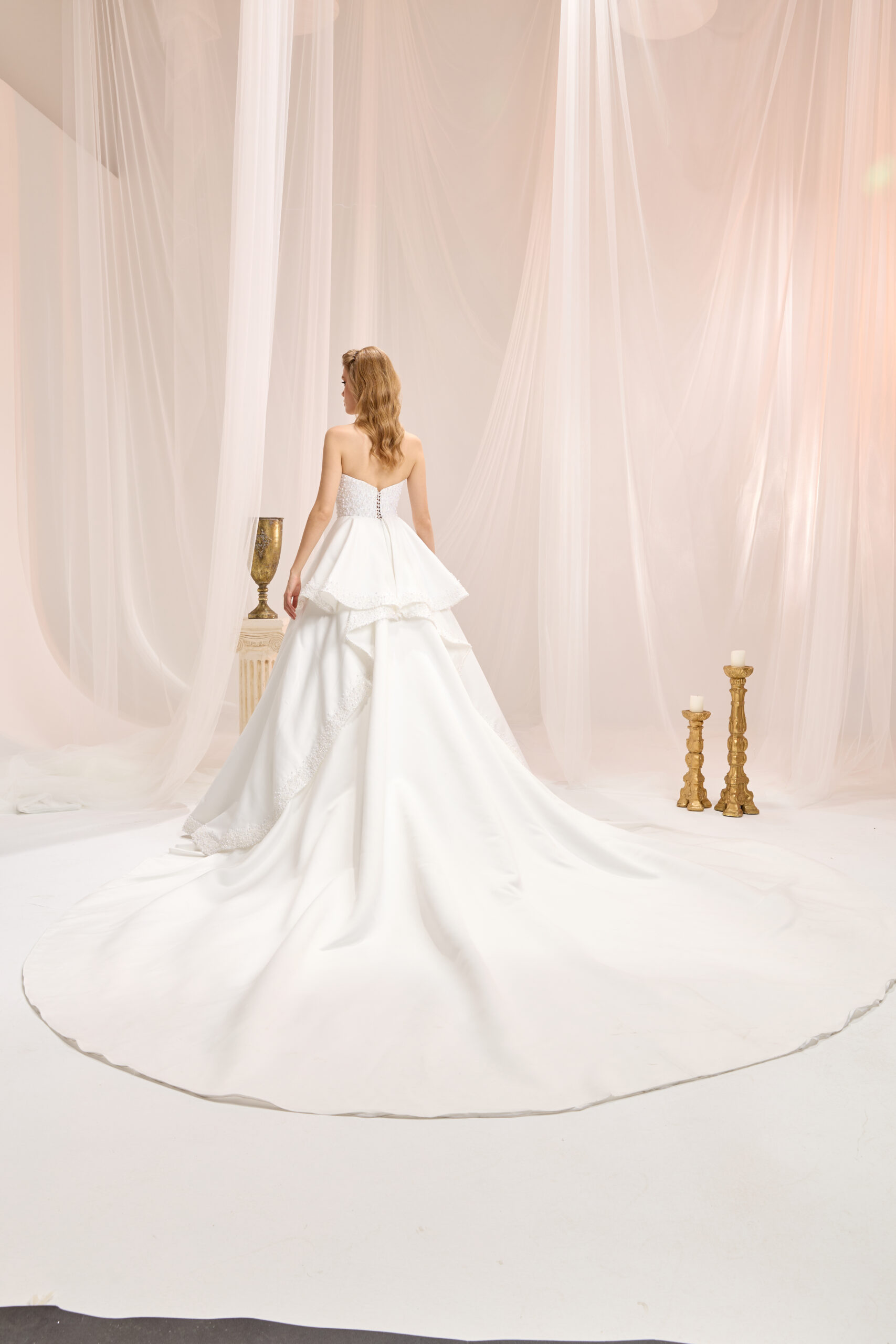 Valen Prenses Kesim Straplez Yaka Saten Zamansız Gelinlik - Görsel 3