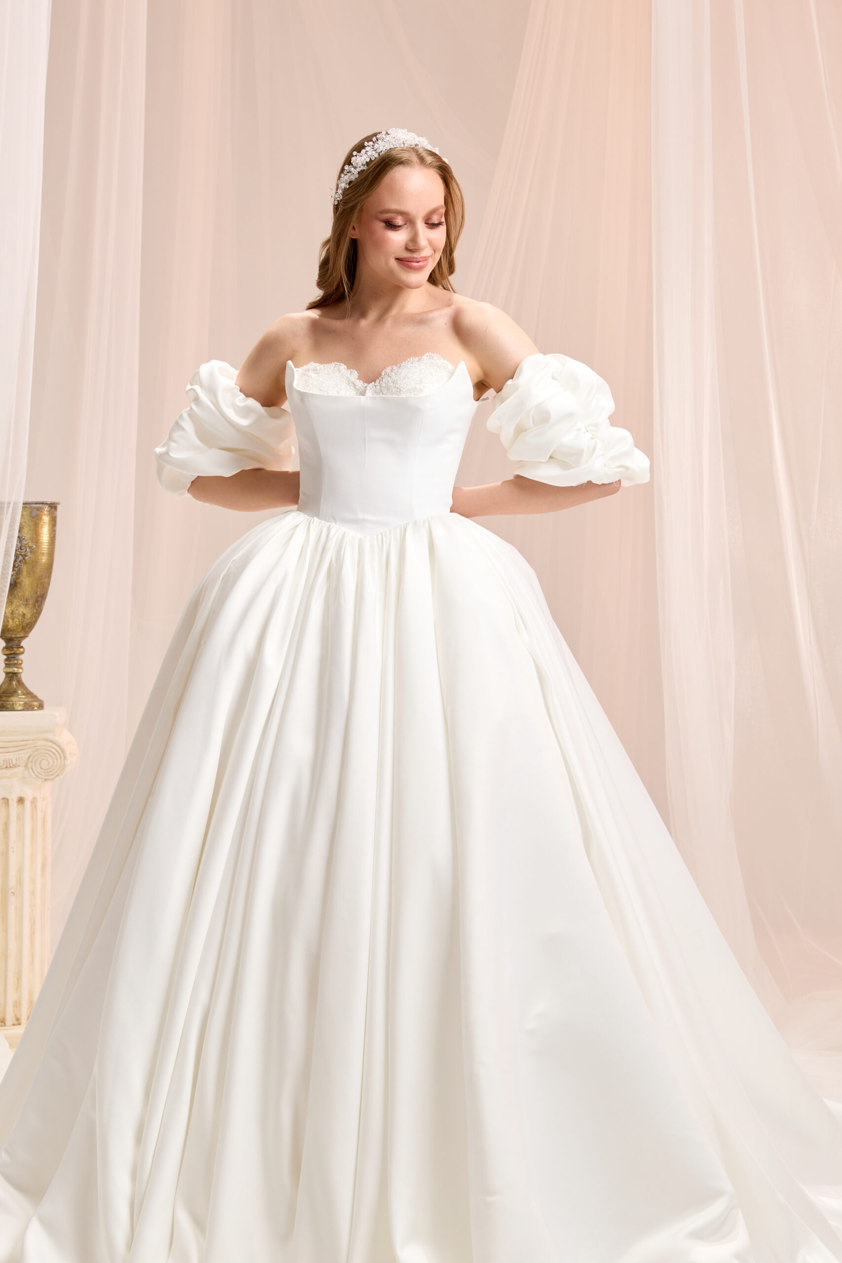 Mariselle Saten Prenses Kesim Straplez Yaka Balon Kollu Romantik Gelinlik - Görsel 3